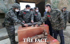 [TF사진관] 연평도 포격중대 시찰하는 국회 국방위