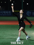[TF포토] 김양, 완벽한 시구