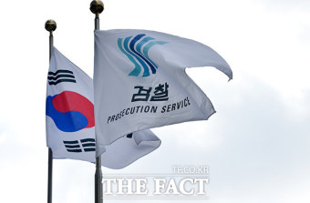[TF포토] 고요하게 나부끼는 태극기-검찰기