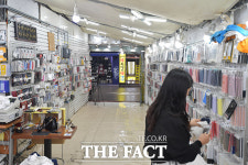 [TF포토] 코로나 이틀째 300명대…한산한 상점들