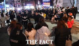 [TF포토] 사회적 거리두기 지켜지지 않는 버스킹 공연