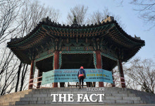 [TF사진관] 1월 1일, 해돋이 못 보는 남산공원 팔각정