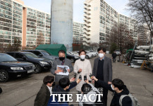 [TF사진관] 나경원, '은마 아파트' 노후 현장 점검