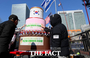 '대형 케이크에 꽃송이 들고'…박근혜 생일축하 진풍경 [TF사진관]