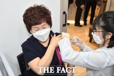 부산 1호 백신 접종 김순이 간호사 “독감주사보다 안 아파”