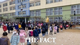 “친구들을 만날 생각에 행복해요” 즐거운 초등학교 입학식