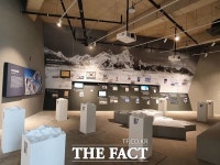 월드컵공원에 14.4m 인공암벽…산악문화체험센터 오픈