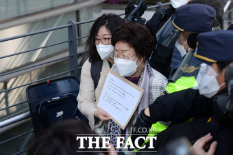 위안부 항의서한 들고 일본대사관 찾은 이용수 할머니 [TF사진관]