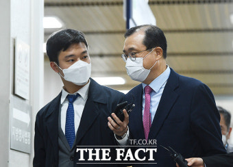 임성근, '취재진 질문에 묵묵부답'