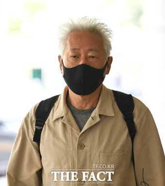 '한국의 램지어?'…위안부 망언 관련 재판 출석한 류석춘 전 교수 [TF사진관]