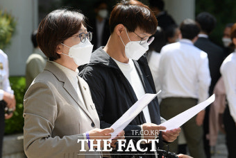 '위안부 2차 손배소 패소' 각각 입장 밝히는 정의연과 변호사 [TF사진관]