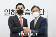 배진교 정의당 원내대표와 손 맞잡은 김기현 [포토]