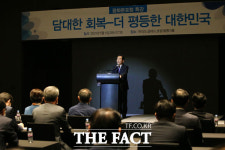 강연하는 정세균…더 평등한 대한민국 [TF사진관]