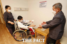 접종자 요양시설 대면 면회 허용 다시 손 맞잡은 부부 [TF사진관]