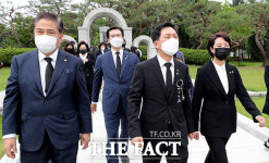 잊지 않겠습니다…제66회 현충일, 전사자 묘역 찾은 김기현 [TF사진관]