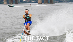 '찜통 더위 날려버려'...수상스키 즐기는 시민들 [TF사진관]