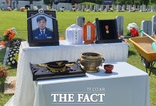 엄마가 미안하다...고 김동식 구조대장 대전현충원에 영면