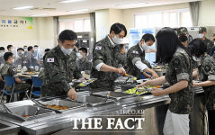 고기와 멜론, 찌개로 가득!…백마부대 점심 맛보는 윤호중 [TF사진관]