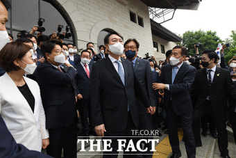 '대선 출마 선언' 앞두고 지지자들에게 인사하는 윤석열 [TF사진관]