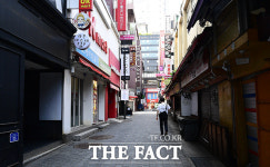 거리두기 연장으로 한산한 명동 거리 [포토]