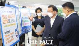 중앙서민금융통합지원센터 찾은 김부겸 국무총리 [TF사진관]