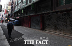 4단계 거리두기 시행 첫날…인파 사라진 명동 [TF사진관]