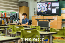 거리두기 4단계 격상...원격수업 전환으로 한산해진 학교 [TF사진관]