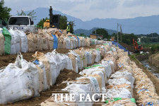 이준석, 침수됐던 이길리 마을 방문…장마 대비는 아직 [TF사진관]