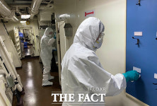 방역작업하는 문무대왕함, 국내 복귀 50여 일 소요 예정 [TF사진관]