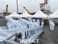 방역작업하는 문무대왕함, 국내 복귀 50여 일 소요 예정 [TF사진관]