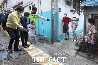 '가장 더운 대서' 쪽방촌 방문한 오세훈 서울시장 [TF사진관]