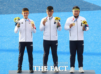 '금메달 싹쓸이 중'…정상에 선 남자 양궁 대표팀[TF사진관]