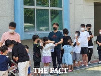 아이들이 힘들어서 걱정…대전 도안초 선별검사소 폭염 속 장사진