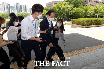 '이재용 가석방 될까?'…법무부 도착한 가석방심사위 외부위원 [TF사진관]