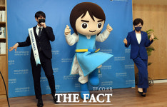 전현희 위원장, 규현 홍보대사와 청백이가 함께하는 댄스 타임 [포토]