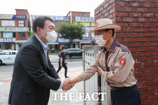 천천히 건너주세요 윤석열, 교통 안내원으로 대변신 [TF사진관]