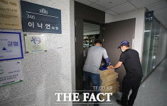 의원직 사퇴 하루 만에 짐 정리하는 이낙연 의원실 [TF사진관]