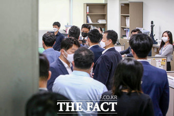 김웅 의원실서 압수수색 2차 격돌…항의 방문한 이준석 대표 [TF사진관]