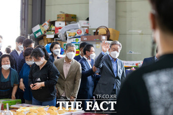 광주 농수산물시장 찾은 이재명-김혜경 [TF사진관]