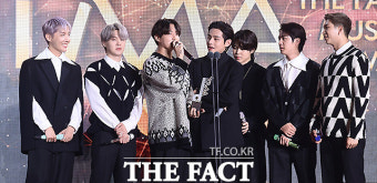 [2021 TMA] BTS, '올해의 아티스트' 수상 '절친 만나 환한 미소'