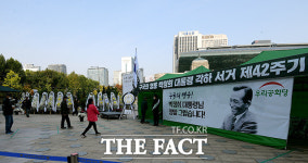 박정희 서거 42주기…서울광장에 설치된 추모 분향소 [TF사진관]