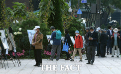 박정희 서거 42주기…서울광장에 설치된 추모 분향소 [TF사진관]