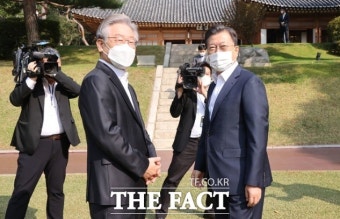 '원팀 행보' 문재인-이재명, 野 '명백한 선거 개입' [TF사진관]