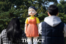 올림픽 공원에 등장한 오징어게임 영희 [포토]