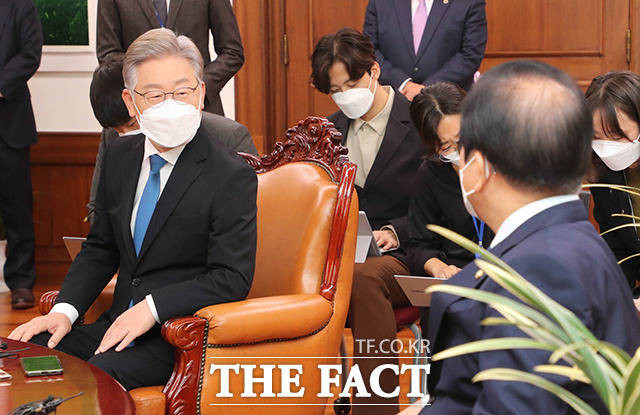 우원식 국회의장, 천주교 서울대교구장과 대화…소중한 만남 기념 촬영