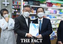 이재명, 새벽 1시까지 운영되는 공공심야 약국 격려 방문 [TF사진관]