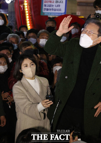 백허그 이어 오늘은 든든한 받침대…김혜경의 '내조유세' [TF사진관]