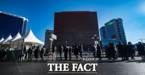 선별진료소 앞에서 대기하는 시민들 [포토]