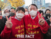 갈등 봉합 윤석열-이준석, 커플티 입고 부산 유세 [TF사진관]