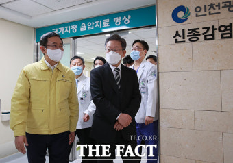이재명, '오미크론 대응' 중인 인천의료원 격려 방문 [TF사진관]